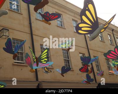 Schmetterlingsinstallation in Southgate, Bath, unterstützt die Arbeit des Trauma Breakthrough. Steht für Hoffnung und Freiheit. Stockfoto