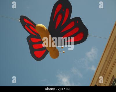 Schmetterlingsinstallation in Southgate, Bath, unterstützt die Arbeit des Trauma Breakthrough. Steht für Hoffnung und Freiheit. Stockfoto