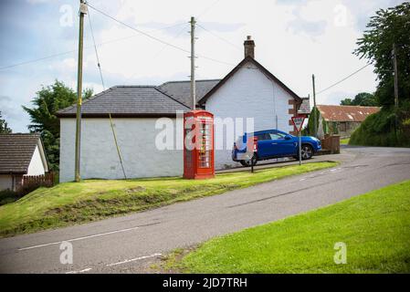 Rote Telefonbox im Dorf Stockfoto