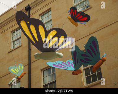 Schmetterlingsinstallation in Southgate, Bath, unterstützt die Arbeit des Trauma Breakthrough. Steht für Hoffnung und Freiheit. Stockfoto