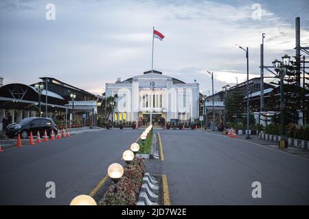 Yogyakarta, Indonesien - Juni 2 2022: Der Hauptbahnhof in Yogyakarta, der die Eisenbahn in Java verband, was ein wichtiger Bahnhof für alle Züge ist Stockfoto