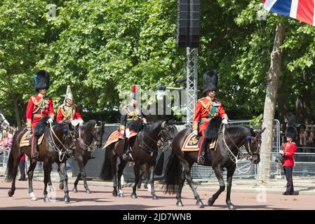 Charles Prince of Wales Anne Princess Royal und Prince William Duke of Cambridge zu Pferd, Trooping the Color 2022, Platinum Jubilee Stockfoto