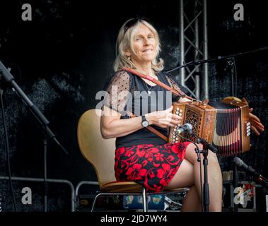 Cork, Irland. 18.. Juni 2022. Sharon Shannon unterhält das große Publikum mit einem lebhaften Set bei der Cork Summer Show, die auf dem showgrounds in Curraheen, Cork, Irland, stattfand.- Credit; David Creedon / Alamy Live News Stockfoto