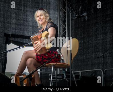 Cork, Irland. 18.. Juni 2022. Sharon Shannon unterhält das große Publikum mit einem lebhaften Set bei der Cork Summer Show, die auf dem showgrounds in Curraheen, Cork, Irland, stattfand.- Credit; David Creedon / Alamy Live News Stockfoto