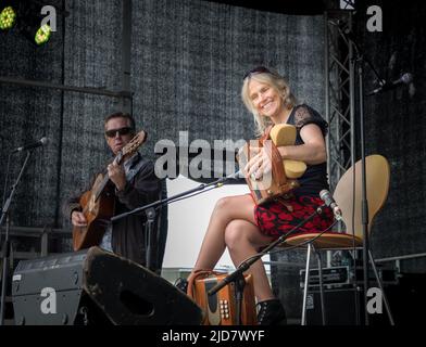 Cork, Irland. 18.. Juni 2022. Sharon Shannon unterhält das große Publikum mit einem lebhaften Set bei der Cork Summer Show, die auf dem showgrounds in Curraheen, Cork, Irland, stattfand. - Credit; David Creedon / Alamy Live News Stockfoto