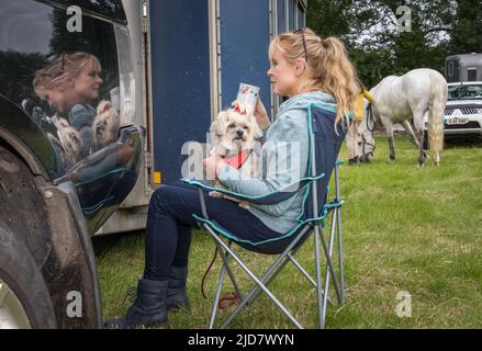 Cork, Irland. 18.. Juni 2022.Norma Daly O'Mahony entspannt sich bei einer Tasse Tee mit ihrer Shihtzu Lily auf der Cork Summer Show, die auf dem showgrounds in Curraheen, Cork, Irland, stattfand. - Credit; David Creedon / Alamy Live News Stockfoto