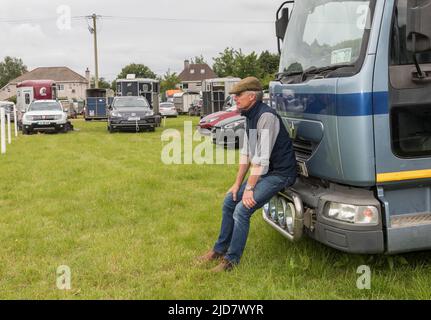 Cork, Irland. 18.. Juni 2022. Charlton Lawless von Tipperary ein Auge auf die Beurteilung von Connamara Ponies auf der Cork Summer Show, die auf dem messegelände in Curraheen, Cork, Irland, stattfand.- Kredit; David Creedon / Alamy Live News Stockfoto