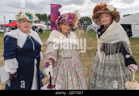 Cork, Irland. 18.. Juni 2022. Anita Murphy, Emily Murphy und Jan Gray von Cobh Heritage Vintage Era bei der Cork Summer Show, die auf dem messegelände in Curraheen, Cork, Irland, stattfand.- Credit; David Creedon / Alamy Live News Stockfoto