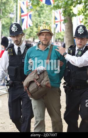 Demonstranten der Tieraufstand wurden von der Polizei bei Trooping the Color angegriffen, nachdem sie in die Jubiläumsparade gelaufen waren Stockfoto