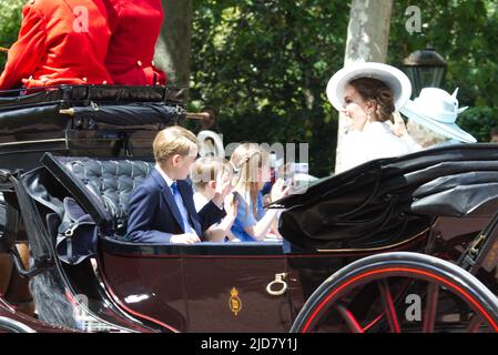 Prinz George von Cambridge Prinz Louis von Cambridge Prinzessin Charlotte von Cambridge und die Herzogin von Cambridge, Platin-Jubiläum 2022 Stockfoto