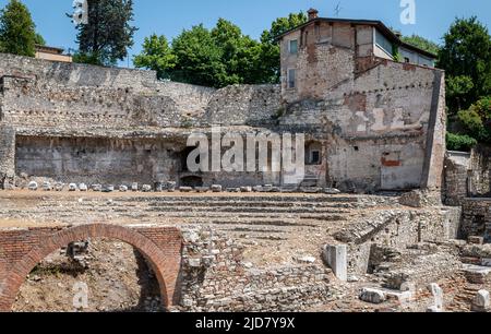 Das römische Brixiertheater, das östlich des capitoliums erbaut und mit dem nahe gelegenen Decumanus maximus verbunden ist, wurde von 1823 bis archäologisch untersucht Stockfoto