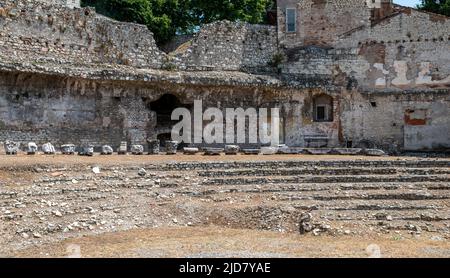 Das römische Brixiertheater, das östlich des capitoliums erbaut und mit dem nahe gelegenen Decumanus maximus verbunden ist, wurde von 1823 bis archäologisch untersucht Stockfoto