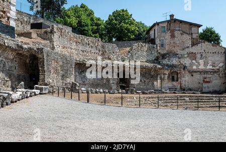 Das römische Brixiertheater, das östlich des capitoliums erbaut und mit dem nahe gelegenen Decumanus maximus verbunden ist, wurde von 1823 bis archäologisch untersucht Stockfoto