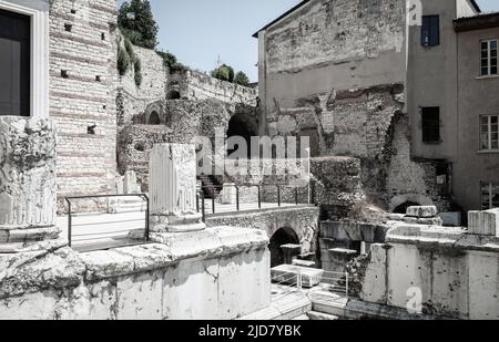 Das römische Brixiertheater, das östlich des capitoliums erbaut und mit dem nahe gelegenen Decumanus maximus verbunden ist, wurde von 1823 bis archäologisch untersucht Stockfoto