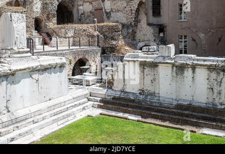Das römische Brixiertheater, das östlich des capitoliums erbaut und mit dem nahe gelegenen Decumanus maximus verbunden ist, wurde von 1823 bis archäologisch untersucht Stockfoto