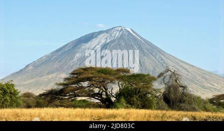 Der heilige Berg - 'Berg Gottes' - Ol Doinyo Lengai am Natron-See, im Norden Tansanias. Stockfoto