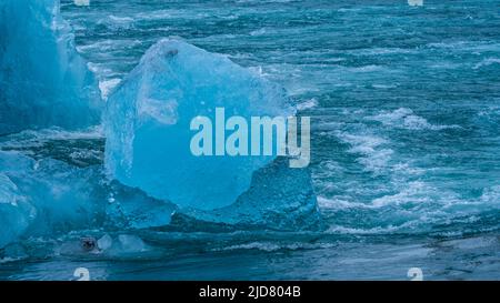 Eisberge über dem Meer mit brechenden Wellen Stockfoto