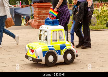 Ferngesteuertes Spielzeug-Polizeiauto bei der Veranstaltung Stoke Gay Pride im Hanley Park am Samstag, den 18.. Juni 2022 Stockfoto