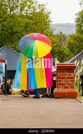 Bunte Regenbogenschirm und Fahnen bei Stoke Gay Pride Veranstaltung im Hanley Park Samstag, 18.. Juni 2022 Stockfoto