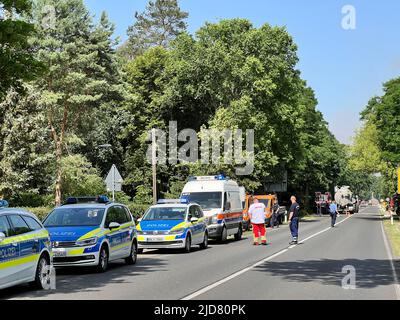 Treuenbrietzen, Deutschland. 19.. Juni 2022. Die Polizei fordert die Bewohner von Tiefenbrunn auf, ihre Häuser zu verlassen. Aufgrund der drohenden Gefahr durch den nahe gelegenen Waldbrand in Frohnsdorf (Kreis Potsdam-Mittelmark) müssen die Bewohner von Tiefenbrunnen ihre Häuser verlassen. Quelle: Thomas Schulz/TNN/dpa/Alamy Live News Stockfoto