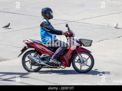 SAMUT PRAKAN, THAILAND, JUNI 10 2022, der Mototaxi-Fahrer in einer blauen Weste fährt auf der Straße Stockfoto