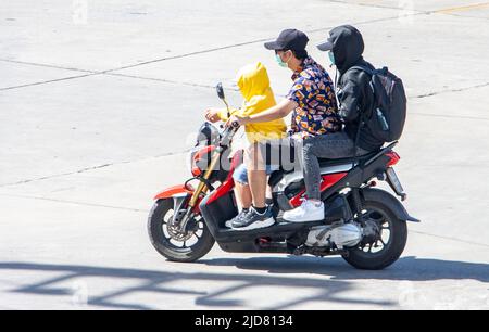 SAMUT PRAKAN, THAILAND, JUNI 10 2022, Ein Elternteil fährt mit einem kleinen Sohn ein Motorrad. Stockfoto