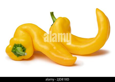 Paar gelbe deformierte hausgemachte gelbe spitze Paprika auf weißem Hintergrund isoliert Stockfoto