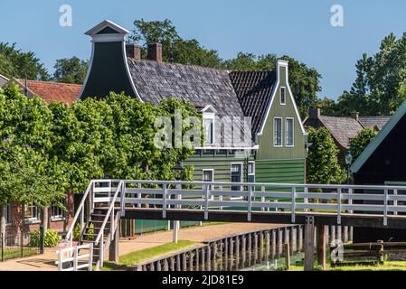 Enkhuizen, Niederlande, Juni 2022. Mehrere alte Brücken in Enkhuizen. Hochwertige Fotos Stockfoto