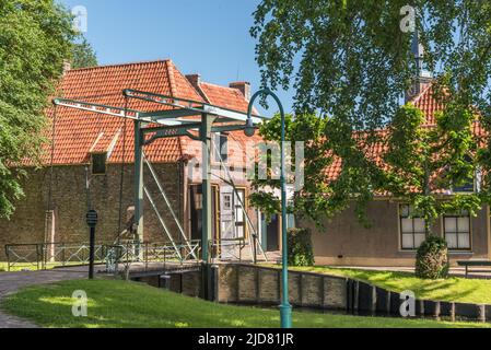 Enkhuizen, Niederlande, Juni 2022. Mehrere alte Brücken in Enkhuizen. Hochwertige Fotos Stockfoto