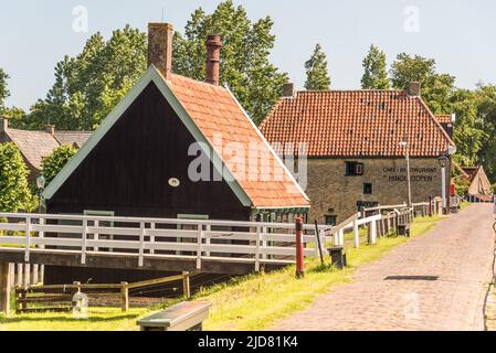 Enkhuizen, Niederlande, Juni 2022. Mehrere alte Brücken in Enkhuizen. Hochwertige Fotos Stockfoto