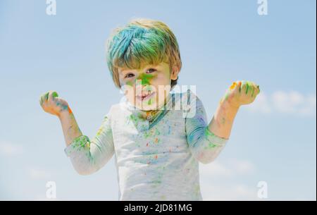 Kinder Holi Festival. Bemaltes Gesicht von lustigen Kind. Festival der Farben. Kleiner Junge spielt mit Farben. Stockfoto