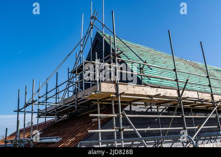 Woodbridge Suffolk UK März 12 2022: Eine alte Scheune und Ställe, die sich mitten in der Umwandlung in ein modernes Familienhaus befinden Stockfoto