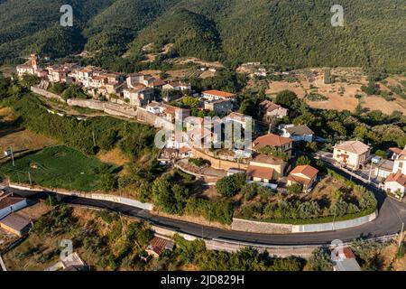 Kurvenreiche Straße, die in die Stadt in den Bergen führt. Luftdrohne Ansicht der malerischen Naturlandschaft mit Blick auf die Architektur. Die Landschaft in Italien. T Stockfoto