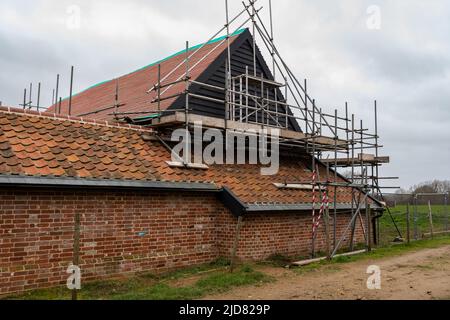 Woodbridge Suffolk UK February 20 2022: Eine alte Scheune und Ställe, die sich mitten in der Umwandlung in ein modernes Familienhaus befinden Stockfoto