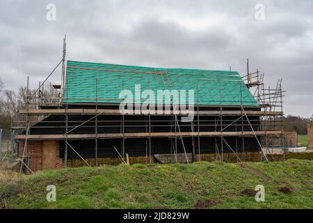 Woodbridge Suffolk UK February 20 2022: Eine alte Scheune und Ställe, die sich mitten in der Umwandlung in ein modernes Familienhaus befinden Stockfoto