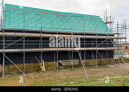 Woodbridge Suffolk UK February 20 2022: Eine alte Scheune und Ställe, die sich mitten in der Umwandlung in ein modernes Familienhaus befinden Stockfoto