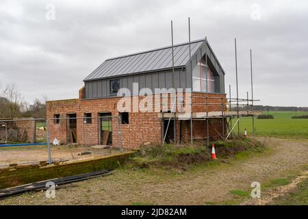 Woodbridge Suffolk UK February 20 2022: Eine alte Scheune und Ställe, die sich mitten in der Umwandlung in ein modernes Familienhaus befinden Stockfoto