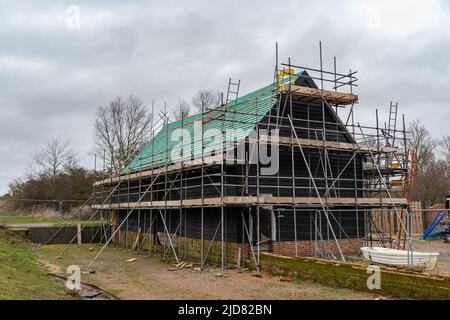 Woodbridge Suffolk UK February 20 2022: Eine alte Scheune und Ställe, die sich mitten in der Umwandlung in ein modernes Familienhaus befinden Stockfoto