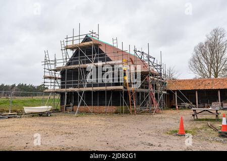 Woodbridge Suffolk UK February 20 2022: Eine alte Scheune und Ställe, die sich mitten in der Umwandlung in ein modernes Familienhaus befinden Stockfoto