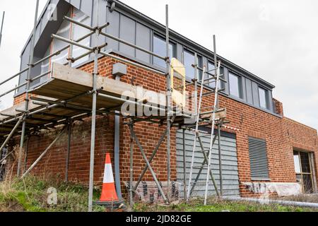 Woodbridge Suffolk UK February 20 2022: Eine alte Scheune und Ställe, die sich mitten in der Umwandlung in ein modernes Familienhaus befinden Stockfoto