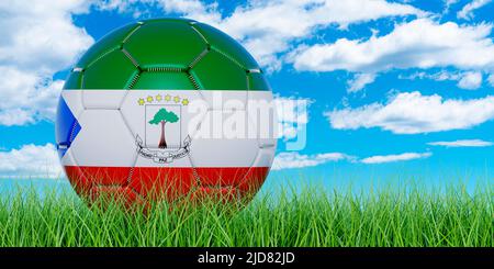 Fußball mit Äquatoguineafahne auf dem grünen Gras gegen blauen Himmel, 3D Rendering Stockfoto