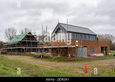 Woodbridge Suffolk UK February 20 2022: Eine alte Scheune und Ställe, die sich mitten in der Umwandlung in ein modernes Familienhaus befinden Stockfoto