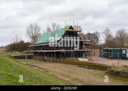 Woodbridge Suffolk UK February 20 2022: Eine alte Scheune und Ställe, die sich mitten in der Umwandlung in ein modernes Familienhaus befinden Stockfoto