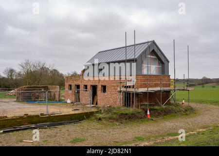 Woodbridge Suffolk UK February 20 2022: Eine alte Scheune und Ställe, die sich mitten in der Umwandlung in ein modernes Familienhaus befinden Stockfoto