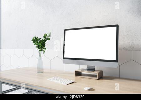 Seitenansicht auf weißem blanken Monitor mit Copyspace für Ihren Text auf Holztisch mit Glasvase und Tastatur, Home Office-Konzept. 3D Rendering, Mock-up Stockfoto
