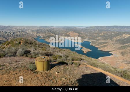 Luftansicht des Pyramid Lake Reservoir vom Slide Mountain Fire Lookout Tower in Castaic, Kalifornien Stockfoto