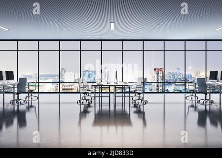 Seitenansicht auf moderne Arbeitsplätze in einem geräumigen Büro mit glänzendem Boden und riesigen Fenstern mit Blick auf nächtliche Wolkenkratzer. 3D Rendern Stockfoto