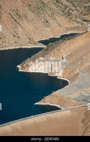 Luftansicht des Pyramid Lake Reservoir vom Slide Mountain Fire Lookout Tower in Castaic, Kalifornien Stockfoto