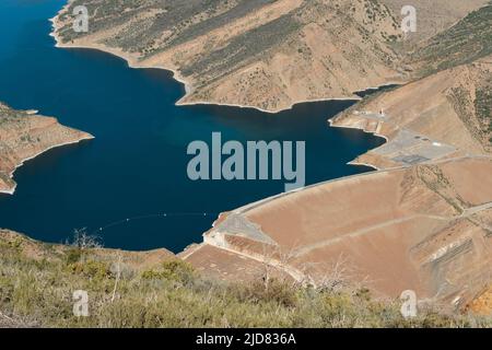 Luftansicht des Pyramid Lake Reservoir vom Slide Mountain Fire Lookout Tower in Castaic, Kalifornien Stockfoto