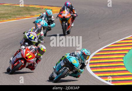 Hohenstein Ernstthal, Deutschland. 19.. Juni 2022. Motorsport/Motorrad, großer Preis von Deutschland, Moto3, auf dem Sachsenring. Der zweitplatzierte Barry Baltus (r) aus Belgien vom RW Racing GP Team und der drittplatzierte Mattia Pasini aus Italien vom Inde GasGas Aspar Team fahren in einem Feld von Fahrern um die Strecke Credit: Jan Woitas/dpa/Alamy Live News Stockfoto